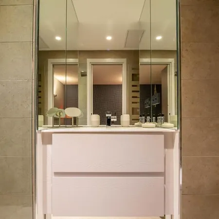 Harbor Apartment *